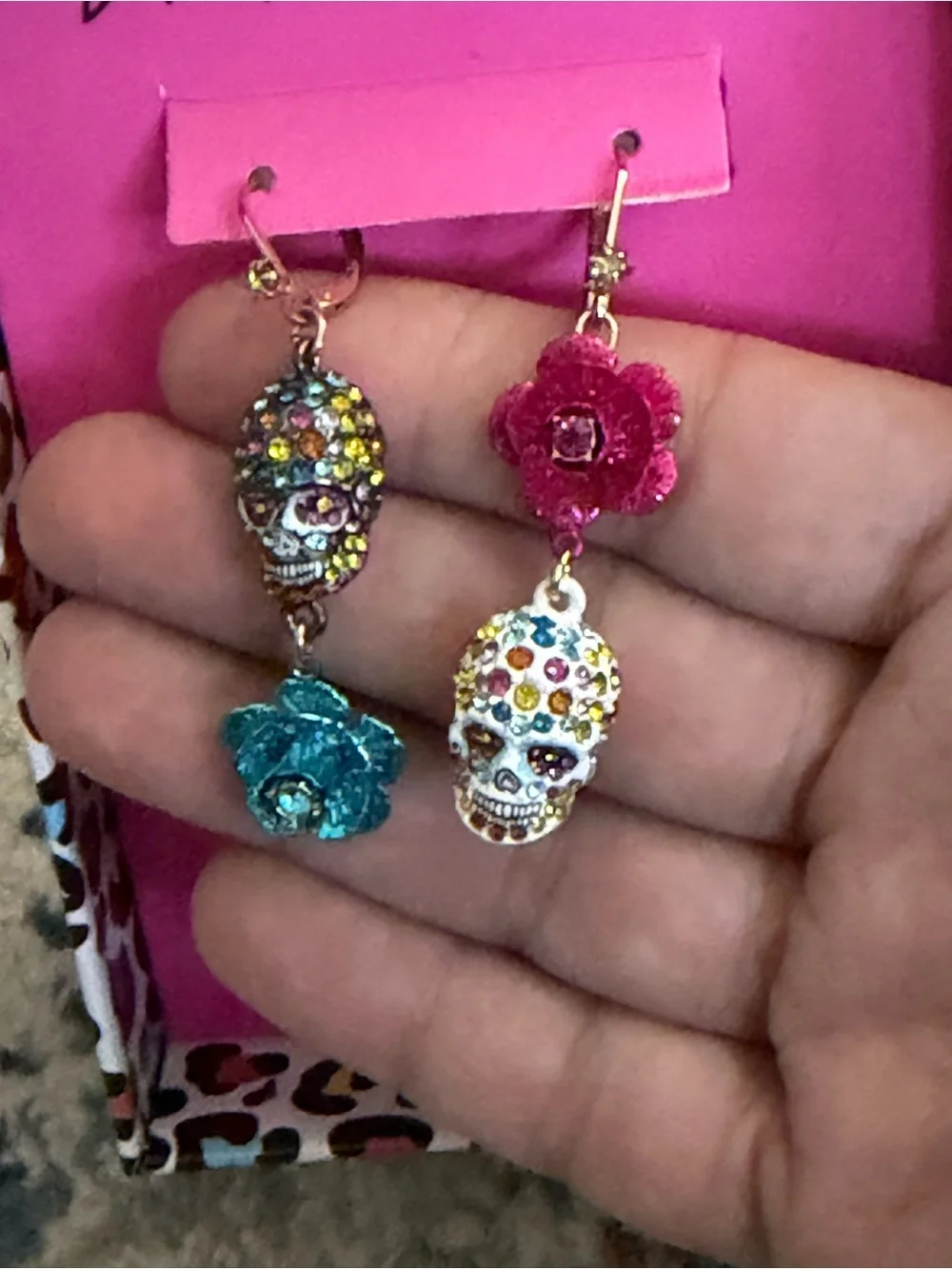 Betsey Johnson Pink NIB Teal & Multicolor Crystal Skull/Flower Day Of The Dead - Picture 4 of 4
